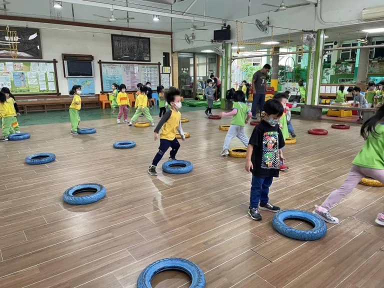 仁和幼兒園草地滾輪胎活動