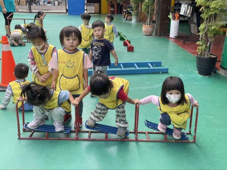 幼幼班 晨間循環運動 平衡木 翹翹板