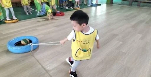 仁和幼兒園輪胎體能遊戲