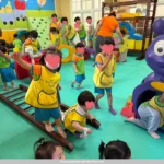 幼兒在教室進行玩具火車軌道組合體能遊戲