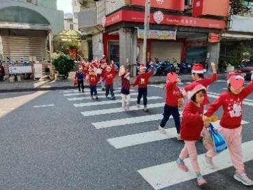 艾菲爾家幼兒幼兒幼兒過馬路走斑馬線