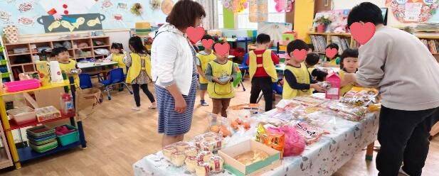 諾貝爾家幼兒幼兒幼兒舉辦感恩餐會並用台語表達所帶食物名稱