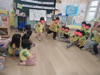 艾菲爾家幼兒幼兒幼兒認識衣服競賽遊戲
