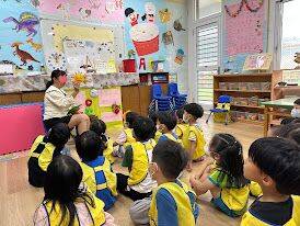 維多利亞家幼兒幼兒幼兒圖畫和重複的文字,教導孩子認識星期、數字、食物和生命的轉變過程114年