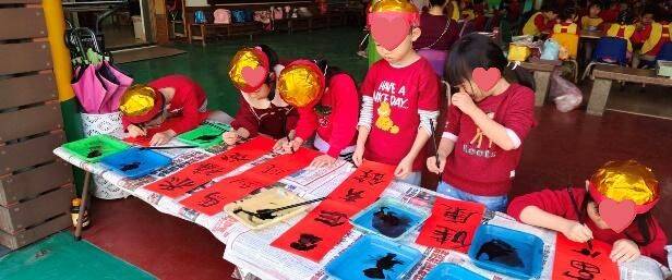 諾貝爾家幼兒幼兒幼兒參與春節活動、學說吉祥話及毛筆書寫