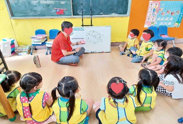 愛迪生家幼兒幼兒幼兒老師利用時鐘教具教幼兒認識時鐘,用台語教小朋友念時鐘上的數字114年