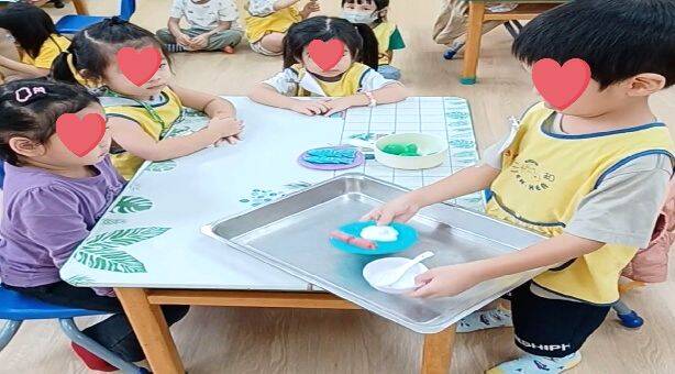 愛迪生家幼兒幼兒幼兒藉著扮演區演出「假日生活作息」短劇,讓幼兒透過玩的方式學習更快。114年
