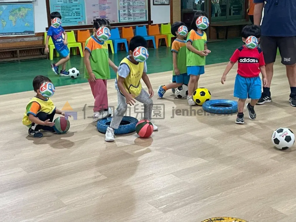 幼兒進行球類遊戲與踢球練習，練習控球與動作協調